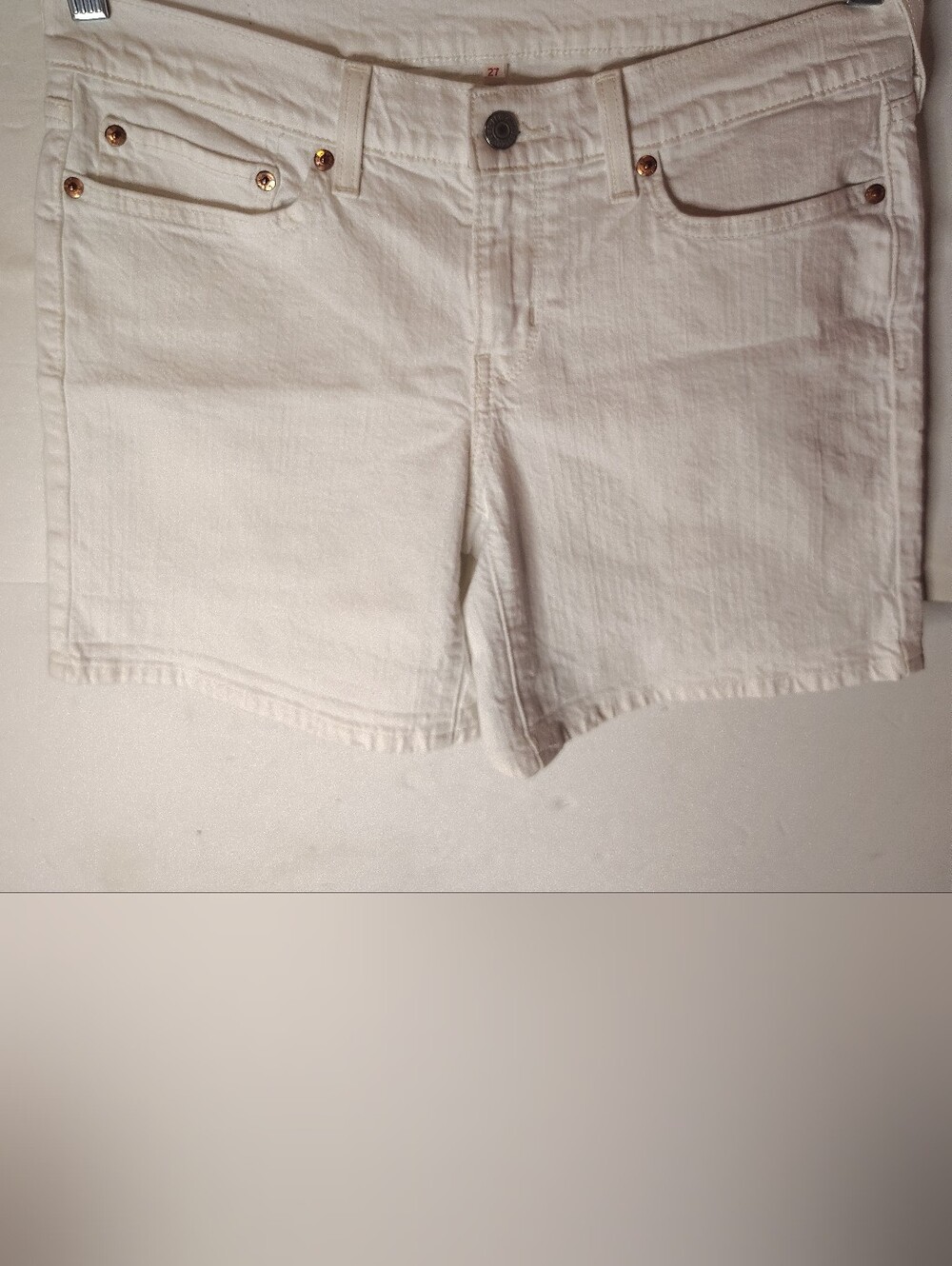 Levi's Shorts White Size 27 6 1/2" Inseam